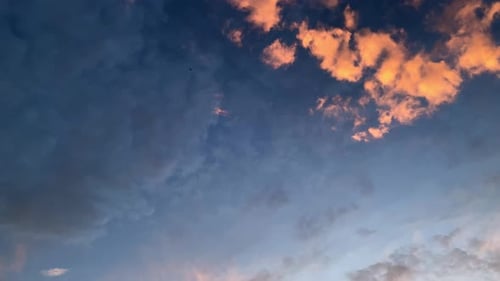Zeitrafferaufnahme bewegter goldener Wolken während eines wunderschönen Sonnenuntergangs am Himmel