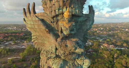 Drone, vue aérienne, 4k, statue de Vishnu dans le parc culturel Garuda Wisnu Kencana