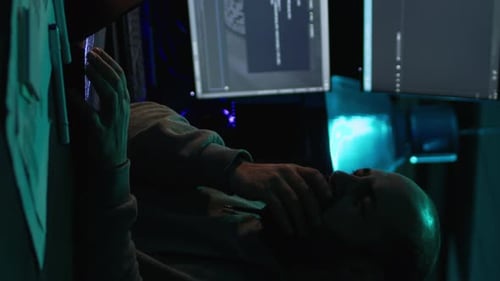 Un programmeur vidéo vertical bâille et travaille sur une nouvelle interface