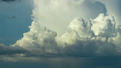 Time Lapse de tempo de nuvens brancas e fofas de cumulonimbus se formando antes da tempestade no verão, o céu azul se movendo