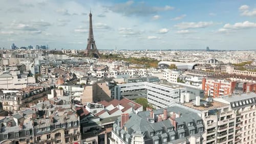 Pariser Stadtbild mit Tour Eiffel im Hintergrund, Frankreich. Panoramaansicht der Luftdrohne