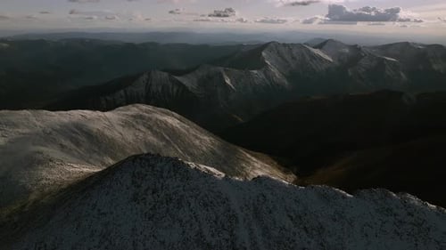 Drone aérien Colorado doré au sommet du mont Shavano Taeguache Huron Peak recouvert de poussière