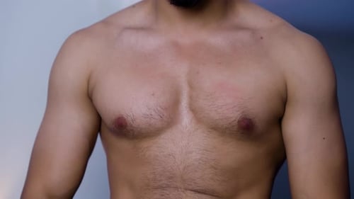 Starker junger Mann, der Brustmuskeln beugt — Video zu Fitness, Bodybuilding und athletischem Training