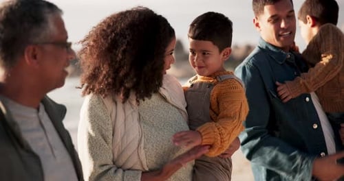 Amor, viajes y una gran familia en la playa para vacaciones, vacaciones o viaje a México juntos al aire libre