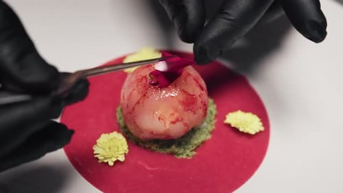 Plato moderno en un restaurante de lujo