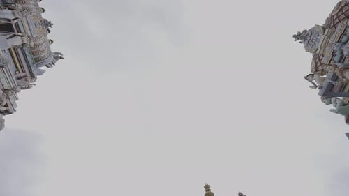 Vue vers le haut, plan circulaire autour d'un ancien temple de l'Inde du Sud. Cardan