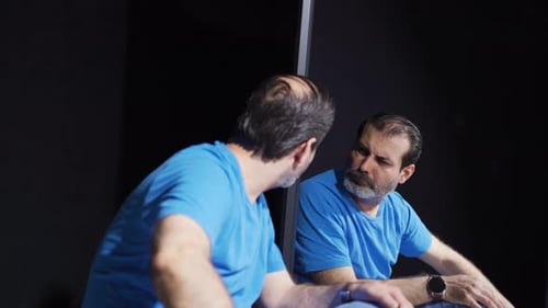 El psicólogo se mira al espejo como algo extraño y peligroso