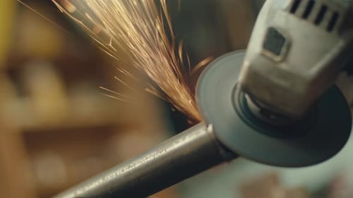 Primer plano de rectificado de tubos de metal con amoladora angular