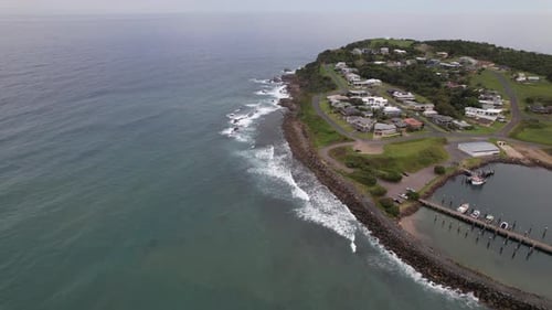 Vista aérea de los acantilados de Crowdy Head con puerto de barcos revelado. Nueva Gales del Sur, Australia. pullback s