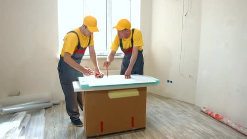 Arbeiter studiert einen Wohnungsplan