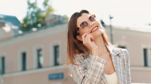 Linda sorridente posando na rua