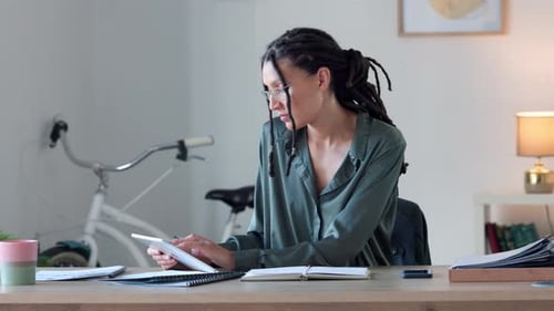 Buchhalter, der eine digitale Tablet-Berechnung durchführt, während er in einem modernen Büro arbeitet