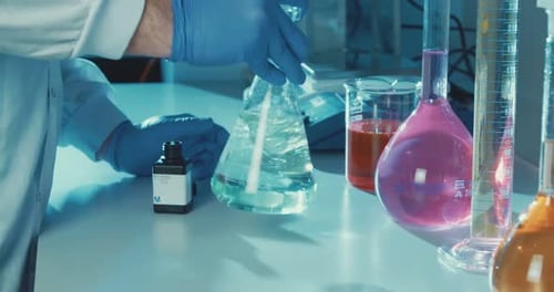 Techniques de préparation de solutions de mélange de laboratoire de chimie avec des flacons et des réactifs