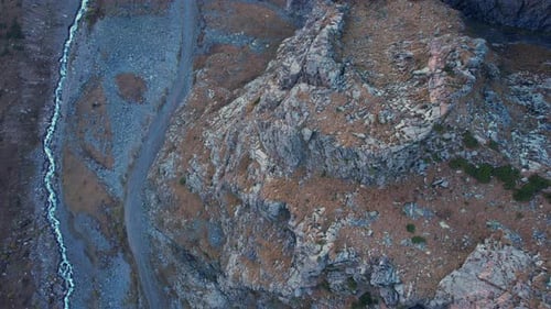 Hochgebirge mit einer steilen Klippe und einem Fluss