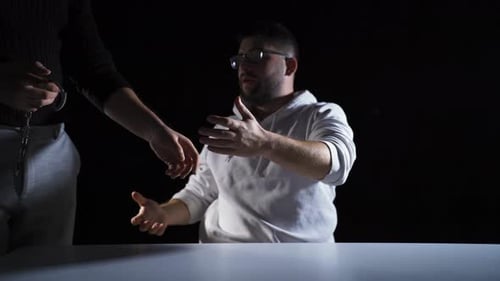 Criminoso sendo algemado pela polícia.