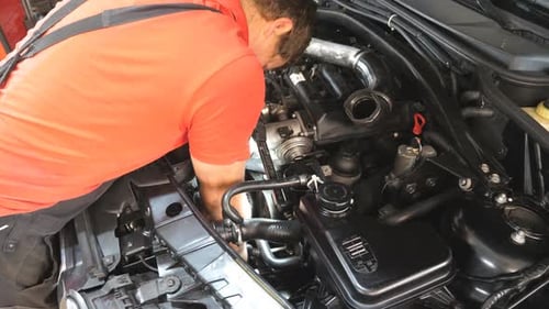 Mechaniker führt eine Autopflege im Autoservice durch