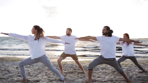 группа людей в позе воина на занятии йогой