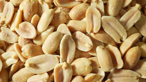 Una vista macro detallada de los cacahuetes tostados.