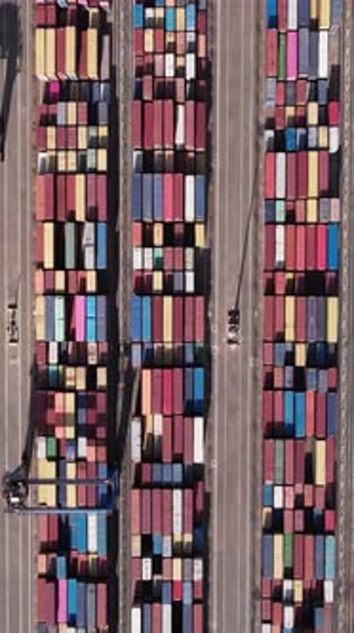 Be- und Entladen von Containerschiffen im Tiefseehafen