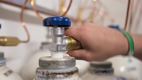 Hand Connecting Fitting to Gas Cylinder Valve