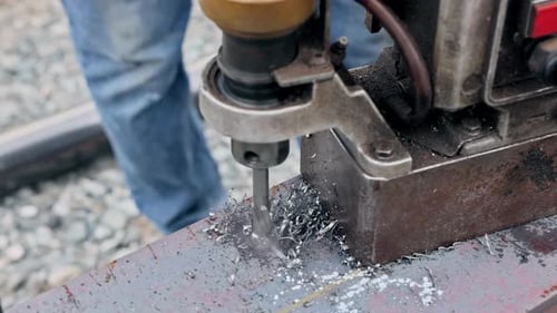 Bearbeitungsprozess in der Werkstatt mit Metallspänen auf der Arbeitsfläche