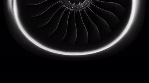 Düsentriebwerk vor schwarzem Hintergrund, das die sich drehenden Details des Turbojets des Flugzeugs zeigt