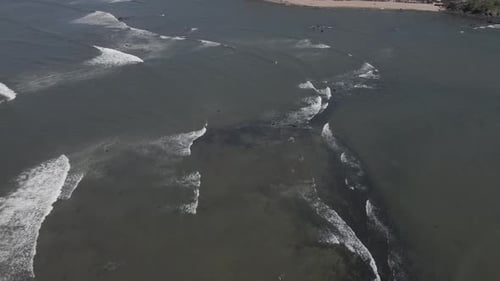 Vol en douceur au-dessus de la côte idyllique, vol cinématographique Drone, destination tropicale, plage