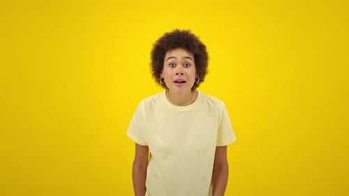 Fröhliche Afroamerikanerin freut sich mit geballten Fäusten