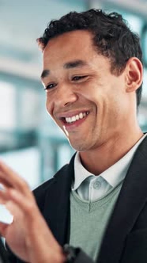 Homme de bureau, heureux et d'affaires sur tablette pour les réseaux sociaux, la connexion et la notification par e-mail