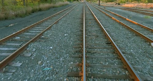 Gleise führen zum Horizont in der Nähe einer ruhigen Gegend entlang der Eisenbahn