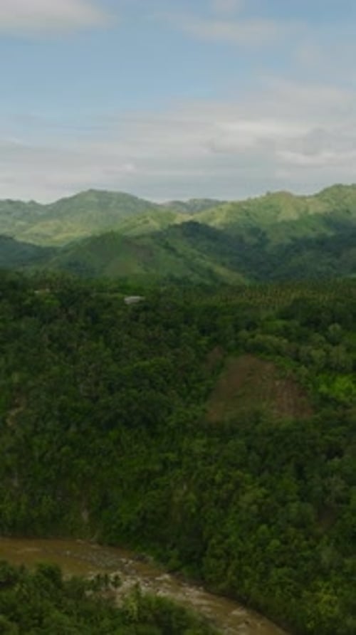 Montaña tropical con río en Filipinas