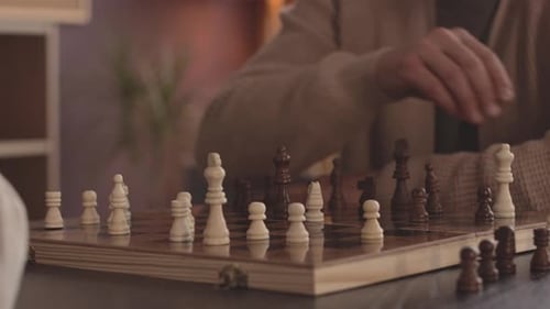 Männer spielen Schachspiel