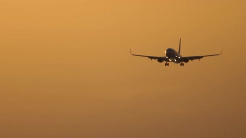 Aufnahmen von Flugzeugfliegen bei Sonnenuntergang