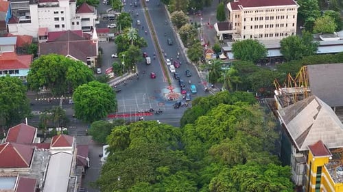 Verkehr auf der Slamet Riyadi Street in Surakarta. Kleiner Kreisverkehr mit Autos und Motorrädern.
Transport