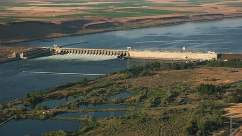 Oregon Circa-2021: Vista aérea de la esclusa y presa de Mcnary en el desfiladero del río Columbia. Filmado con cine...