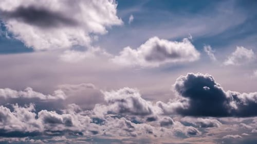 Zeitraffer der sich im blauen Himmel bewegenden Cumulus-Wolken
