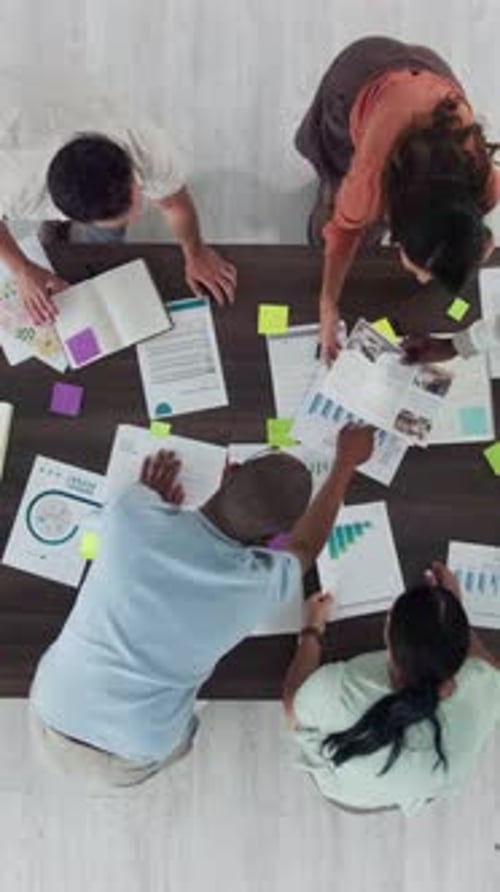 Люди, встречи и планирование с помощью документов, графиков или сотрудничество с соглашением b2b в сфере маркетинга