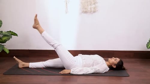 Vidéo d'une femme exécutant Uttanpadasana