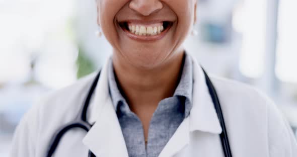 Médico, sonrisa y dientes riendo en el cuidado dental para obtener ...