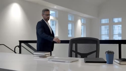 Büroangestellter kommt von der Arbeit nach Hause Geschäftsmann geht zur Arbeit im Büro Geschäftsmann mittleren Alters