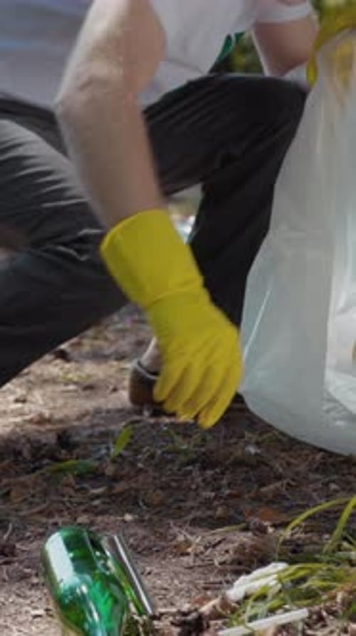 Limpiar los residuos en la naturaleza: un acto responsable que beneficia a nuestro medio ambiente y nuestro futuro
