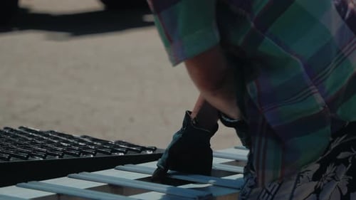 O motorista coloca rampas na parte traseira de um trailer