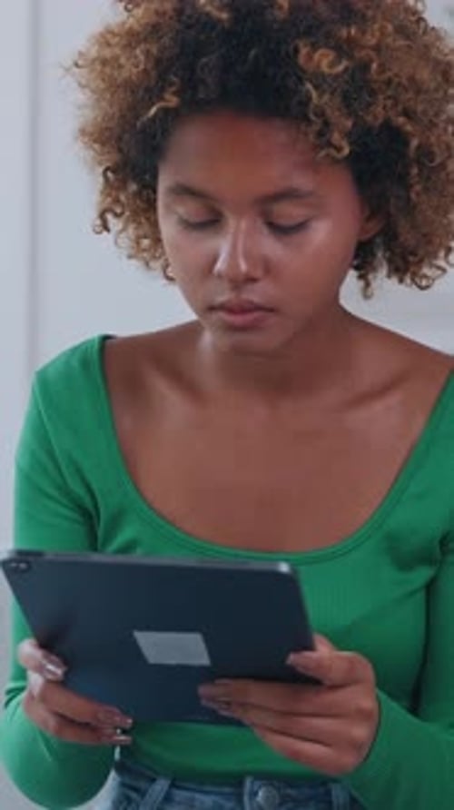Engaging in Deep Focus While Exploring Digital Content at Home
