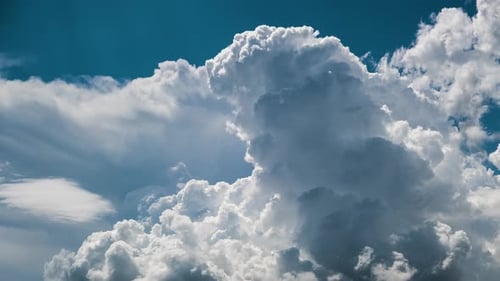 Zeitraffer von weißen, geschwollenen Cumuluswolken, die sich am sommerblauen Himmel bilden