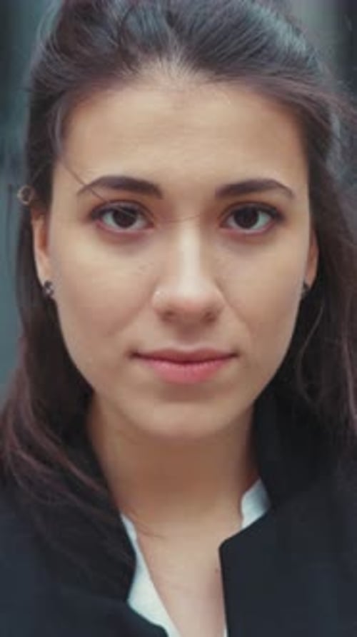 Eine nachdenkliche junge Frau befindet sich in einem Moment tiefer Reflexion und Kontemplation