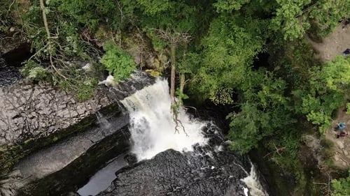 Vue aérienne au-dessus de l'idyllique cascade boisée galloise non cultivée de Breacon Beacons