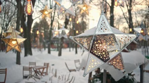 Décorations de Noël avec étoiles et lumière orange