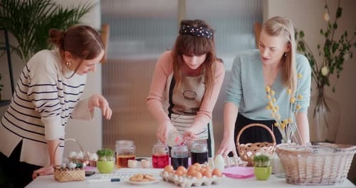 Mãe e filha estão pintando ovos de Páscoa para as férias da Páscoa