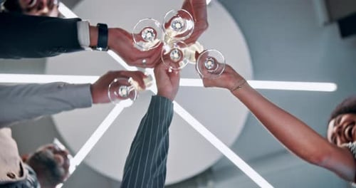 Mãos, empresários e brinde para festa, sucesso e evento social na celebração da empresa