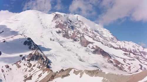 Mount Rainier, Washington, alrededor de 2019. Vista aérea del monte Rainier. Desde helicóptero